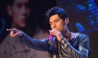 王杰哪年演唱会被要求换红西装 王杰演唱会高清